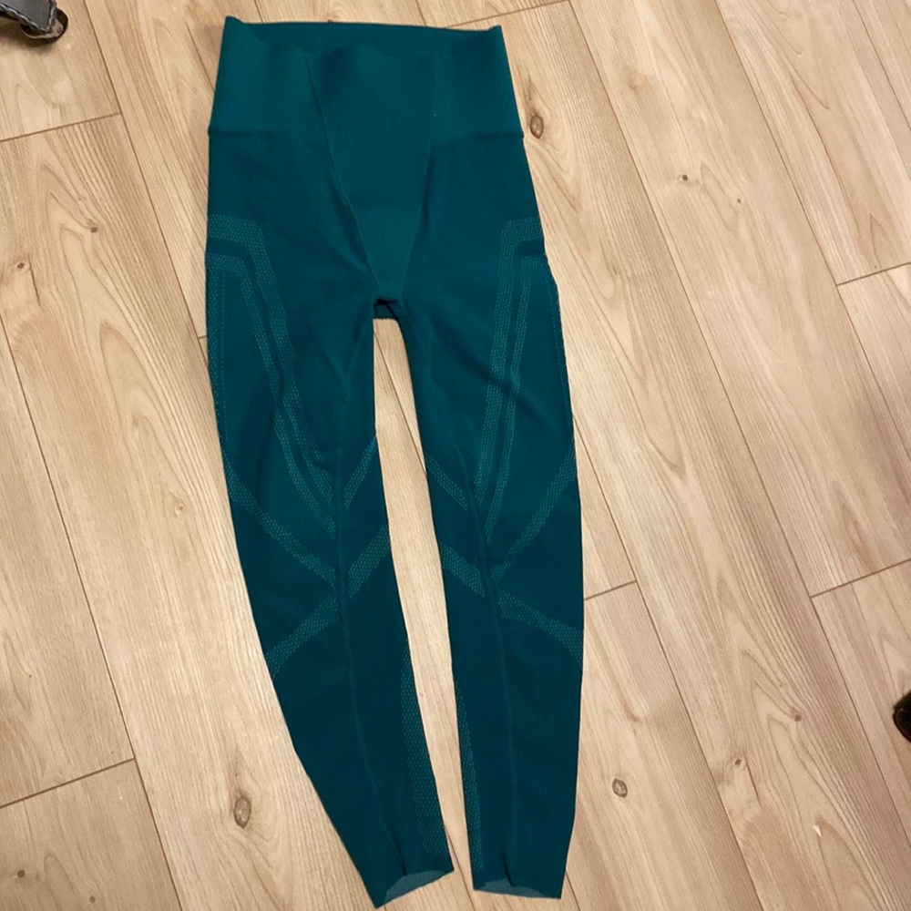 NWOT Highwaisted mesh design leggings.